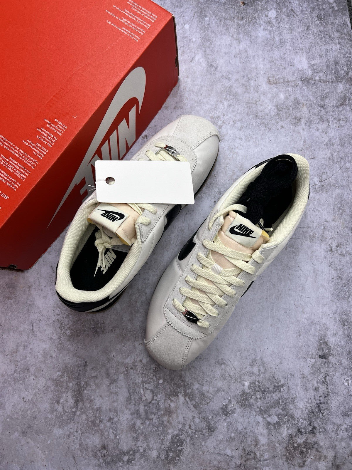 NIKE CORTEZ TXT SIZE UK 8.5 EUR 43 (HM9987 001) UNISEX TRAINERS